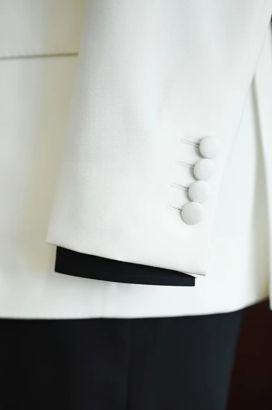 Bộ Vest Trắng Sam Tròn 6 Cúc 2