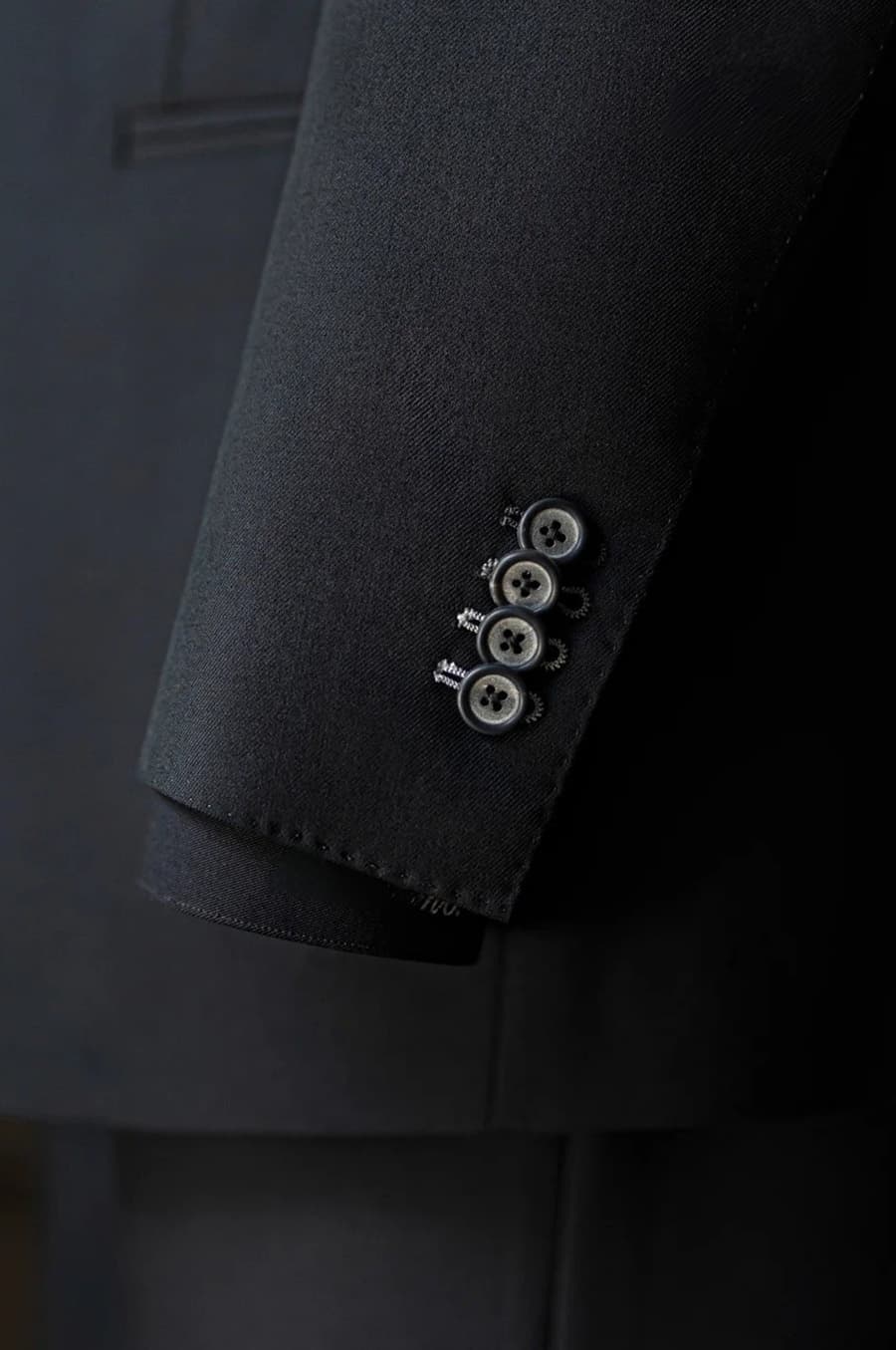 Bộ Vest Đen Ve Ngược 4