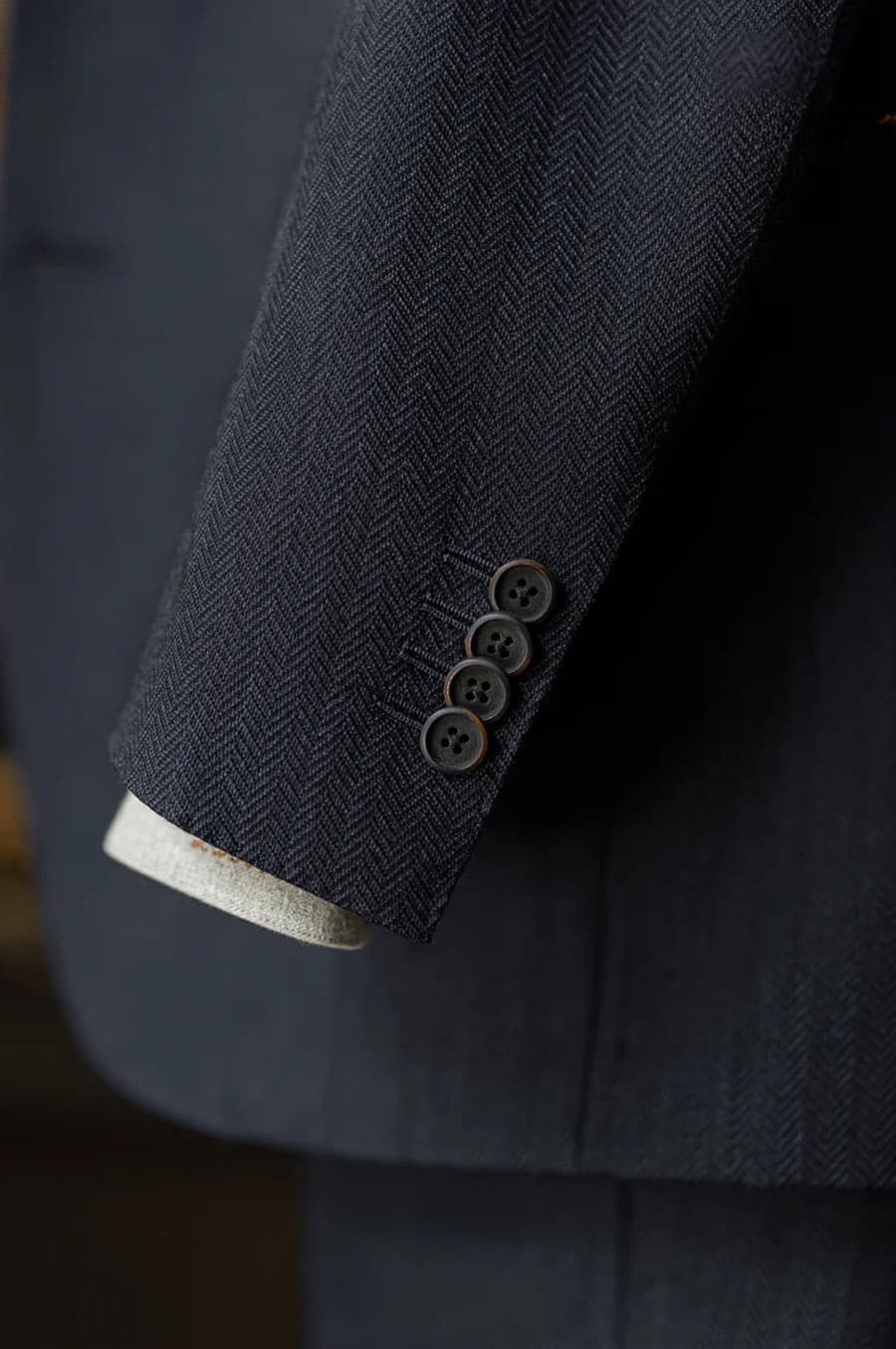 Bộ Vest Đen Kẻ Xước 4