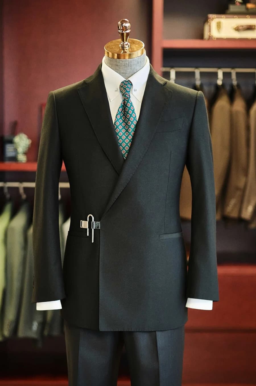 Bộ Vest Đen Khóa Bạc 1