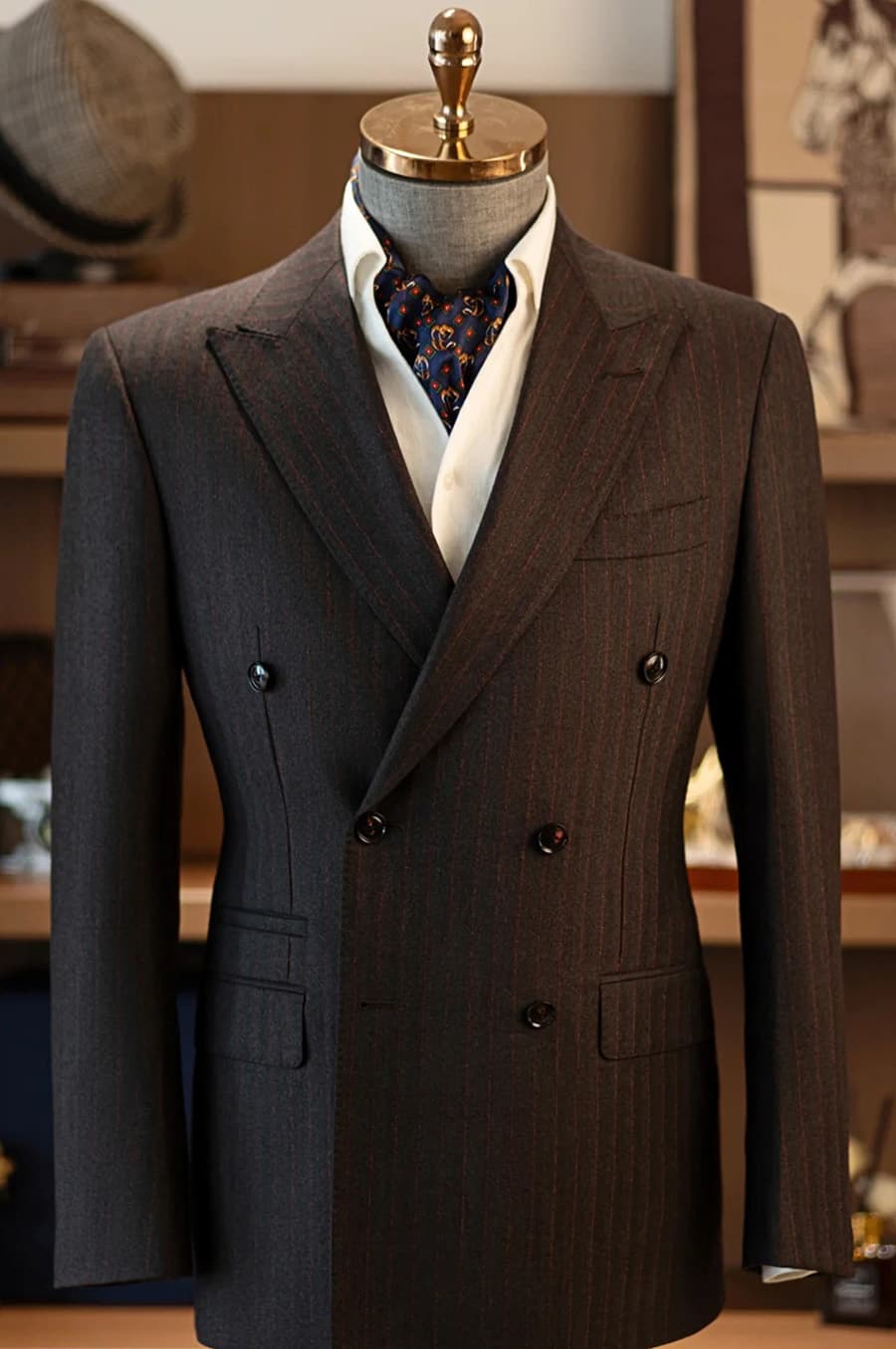 Bộ Vest Đen Sọc Đỏ 1