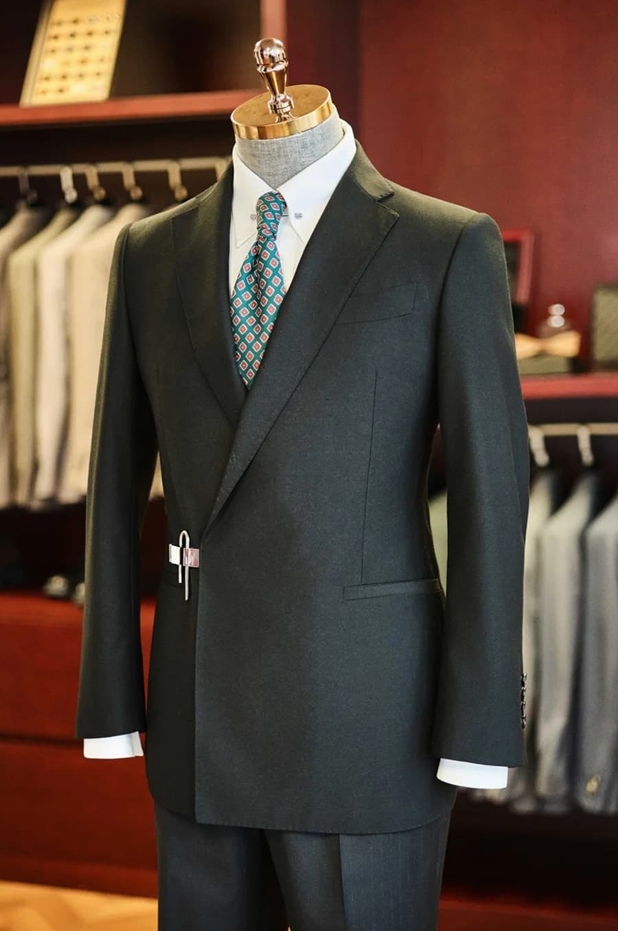 Bộ Vest Đen Khóa Bạc 2