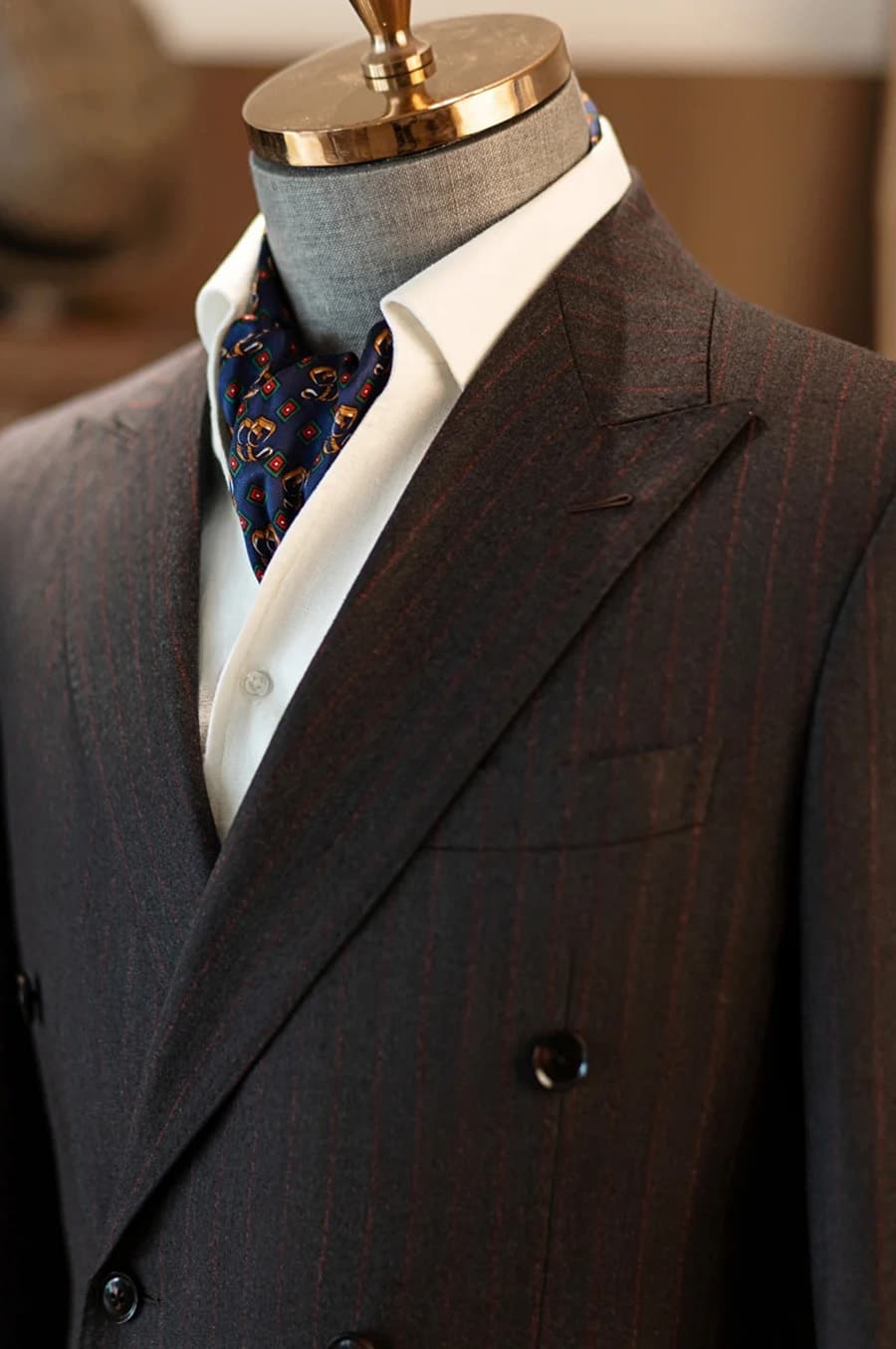 Bộ Vest Đen Sọc Đỏ 3