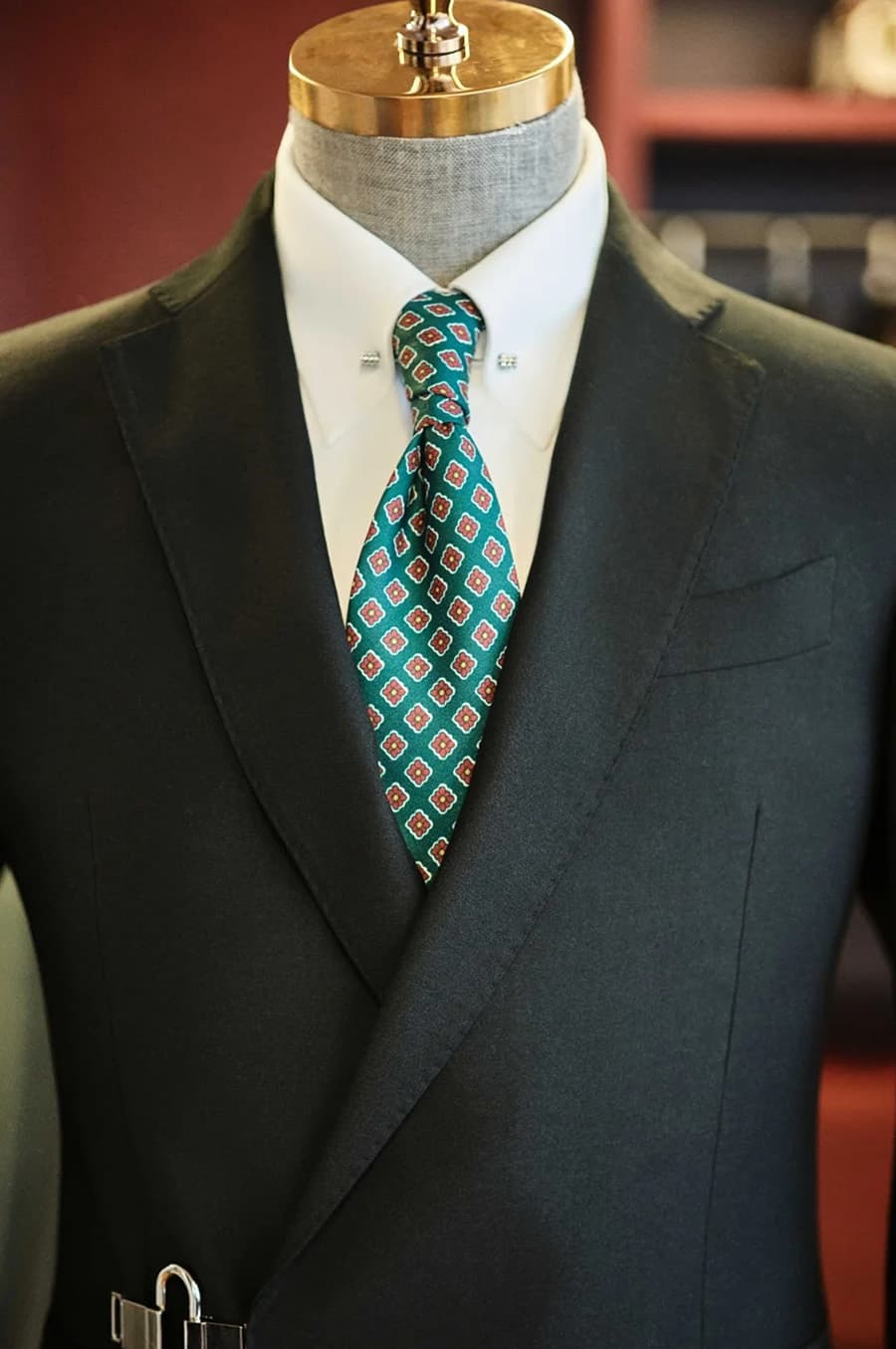 Bộ Vest Đen Khóa Bạc 3