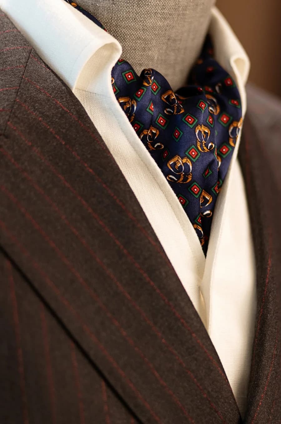 Bộ Vest Đen Sọc Đỏ 2