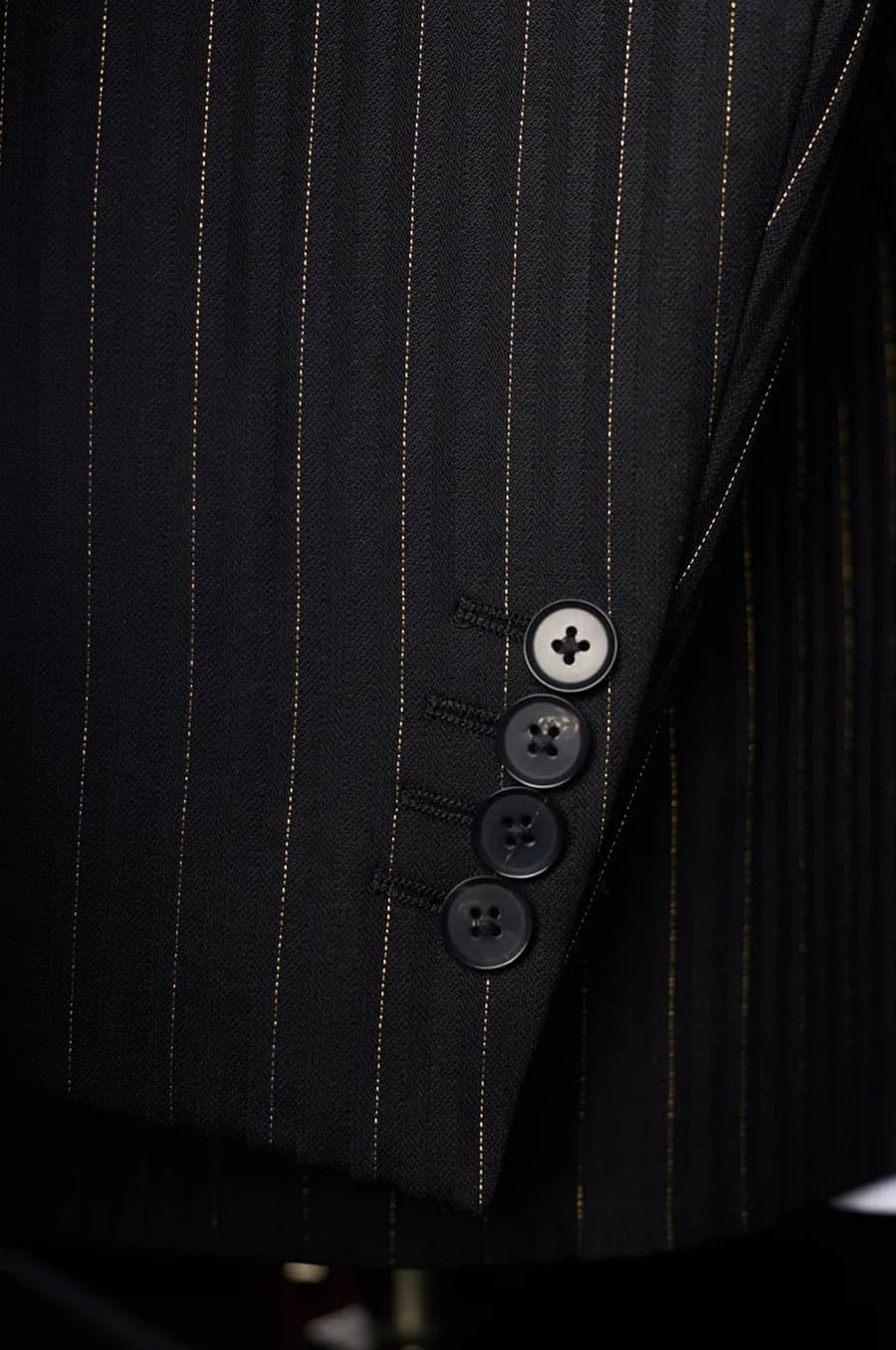 Bộ Vest Đen Sọc Kim 6